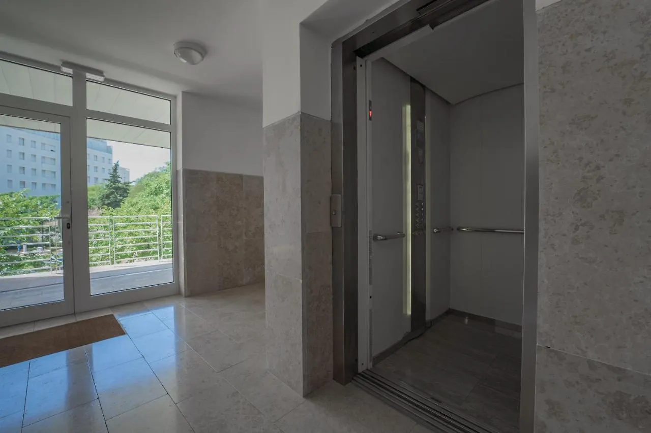 Sky & Sun Luxury Rooms With Private Parking In The Garage Zadar Bed & Breakfast