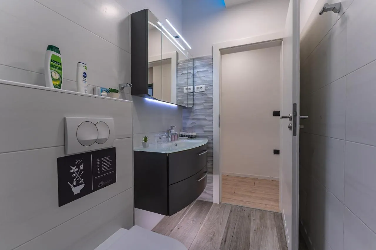 Sky & Sun Luxury Rooms With Private Parking In The Garage Zadar