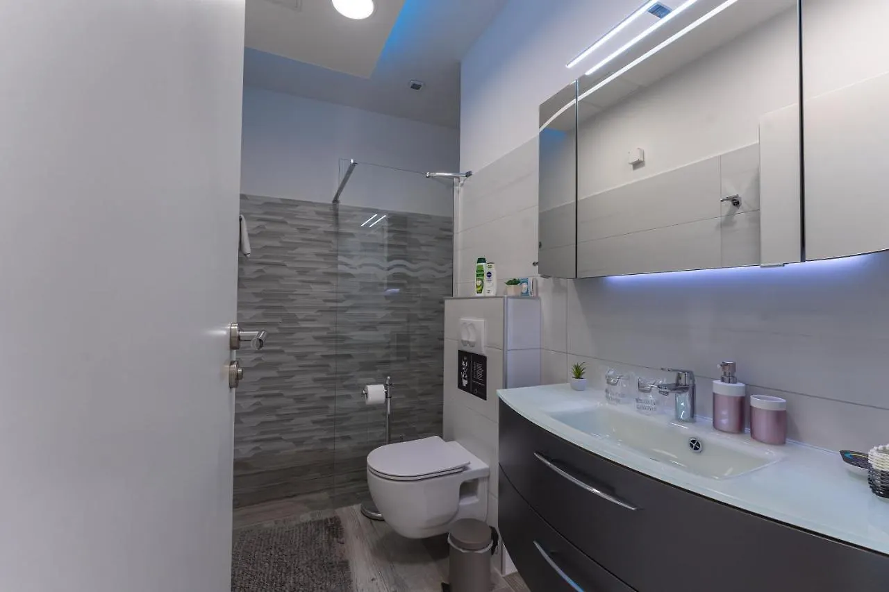 Sky & Sun Luxury Rooms With Private Parking In The Garage Zadar