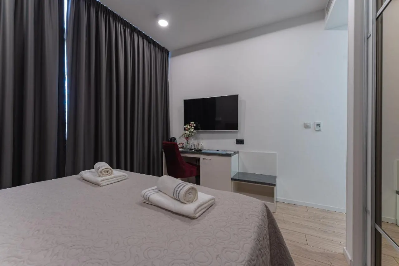 Sky & Sun Luxury Rooms With Private Parking In The Garage Zadar Bed & Breakfast